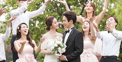 즐거운 결혼식 하객들 이미지