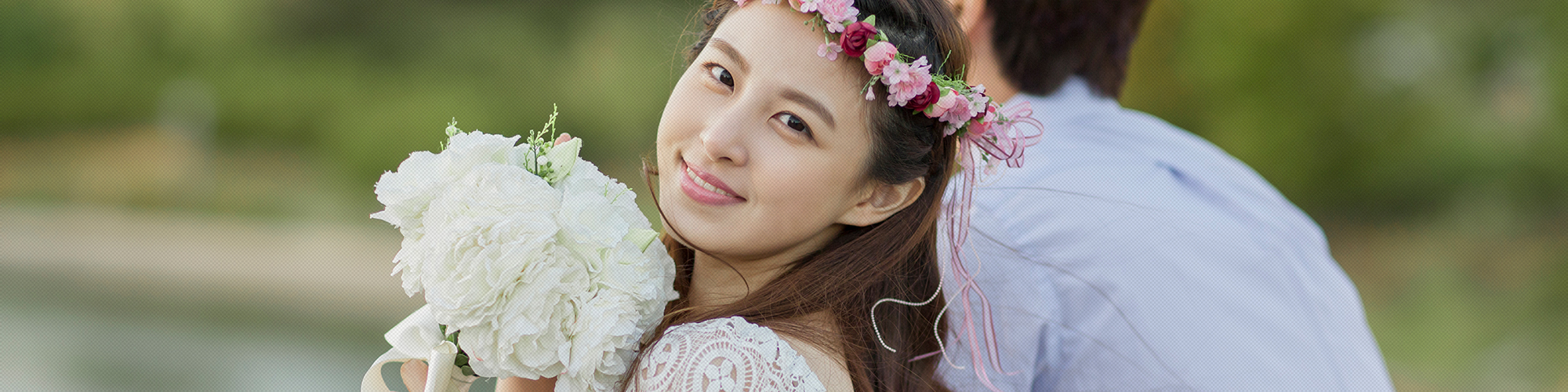 이움 하객 서비스 - 행복한 신부와 꽃다발 메인 비주얼